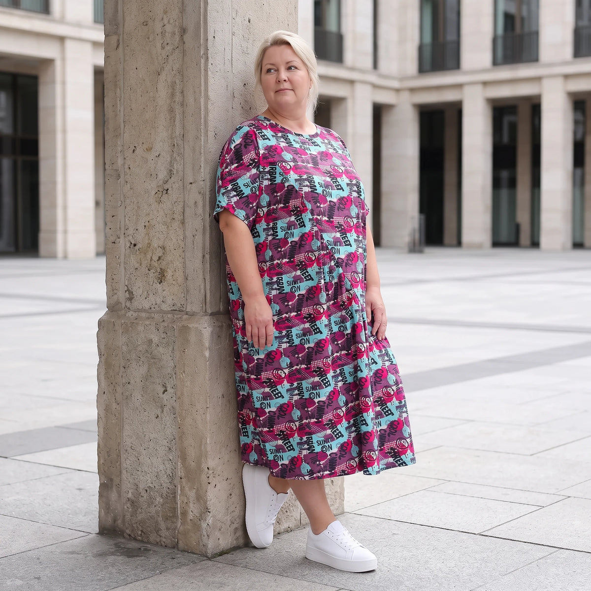 Jerseykleid aus weichem Jersey mit Ballonschnitt Rundhalsausschnitt und kurzen Ärmeln