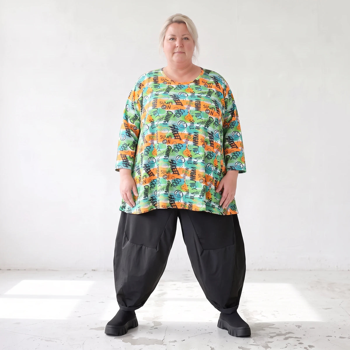 Shirt in A-Linie aus Stretchjersey mit grünem Multimuster luftig und locker fallend