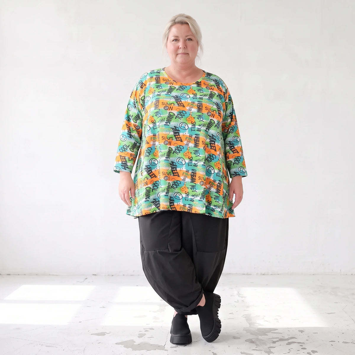 Shirt in A-Linie aus Stretchjersey mit grünem Multimuster luftig und locker fallend