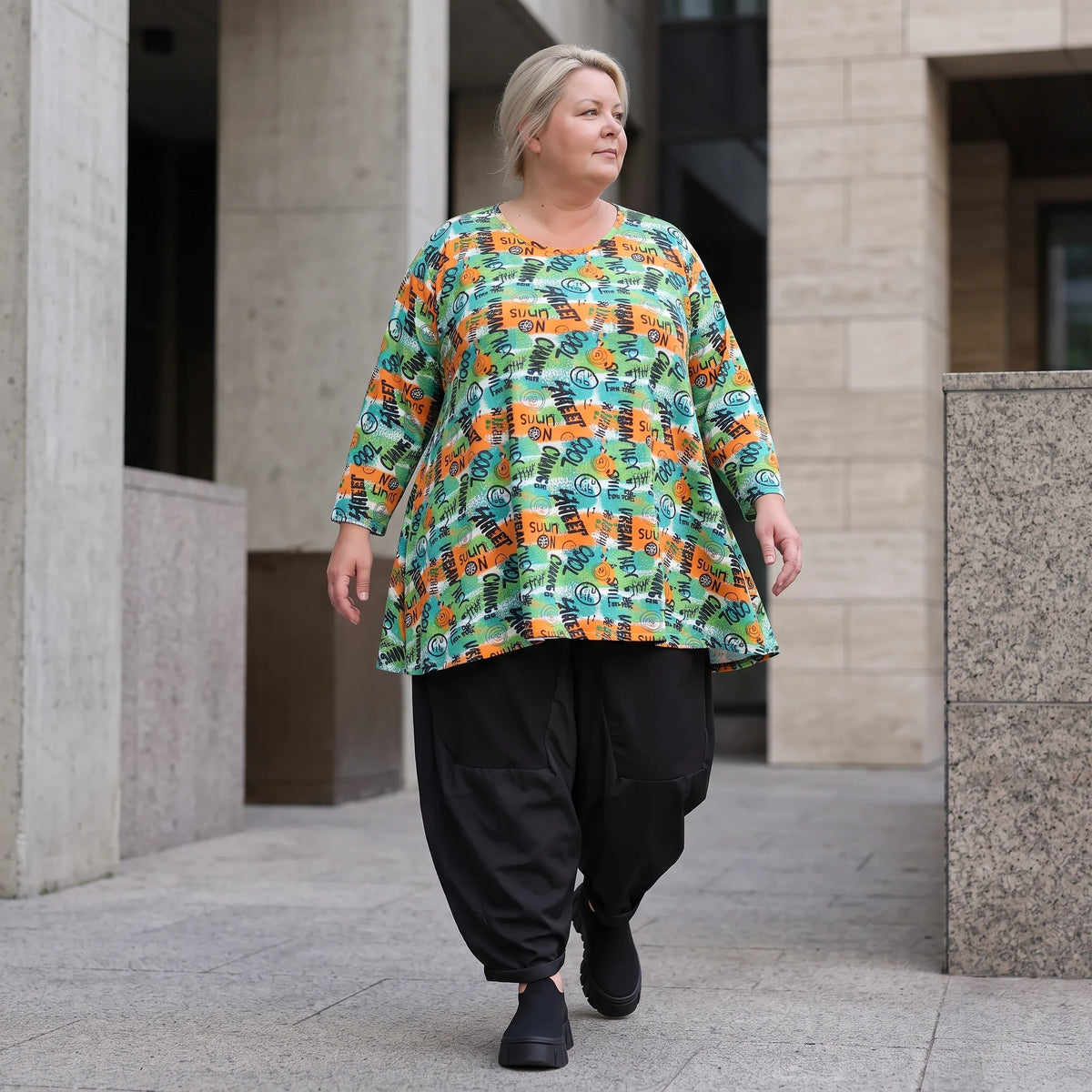 Shirt in A-Linie aus Stretchjersey mit grünem Multimuster luftig und locker fallend