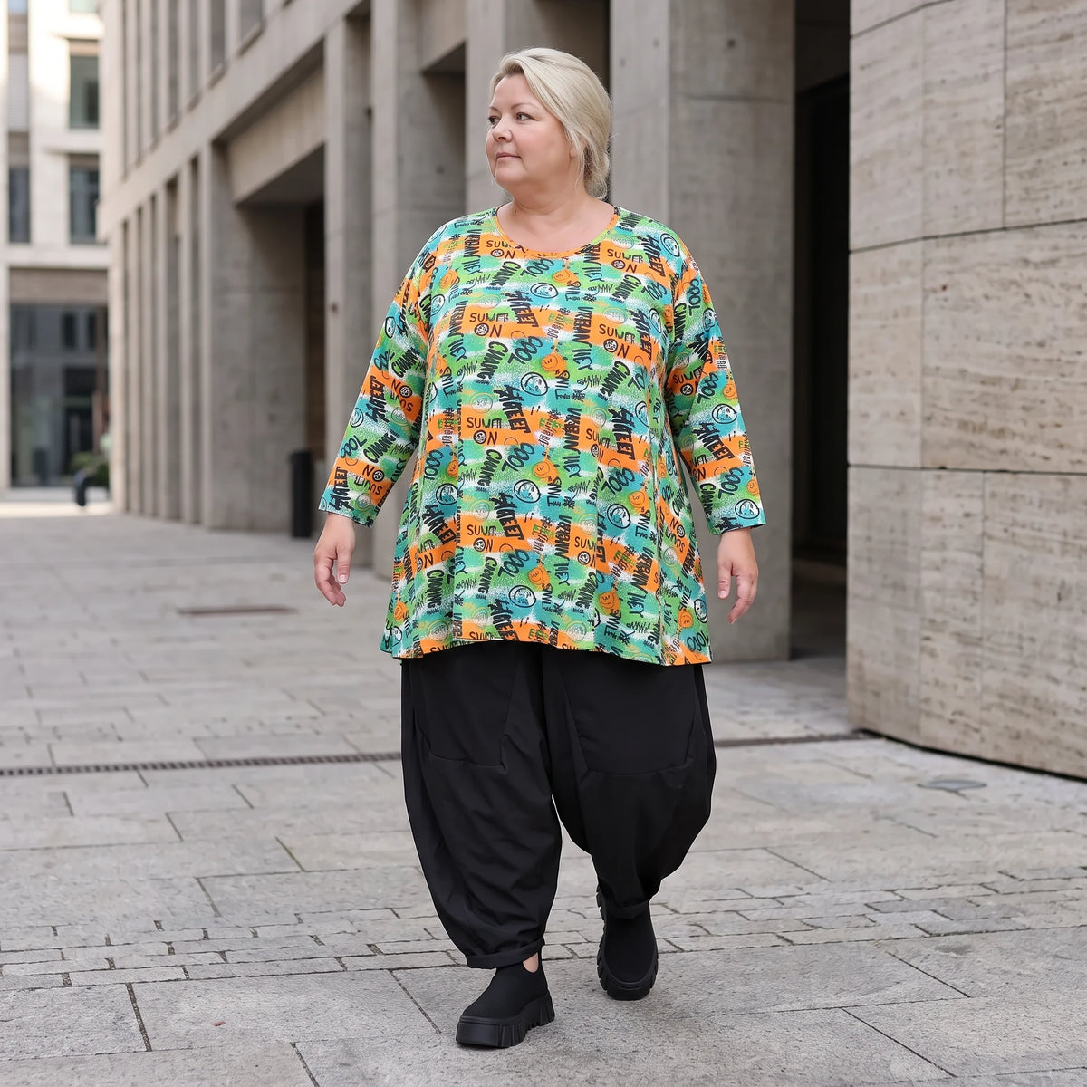 Shirt in A-Linie aus Stretchjersey mit grünem Multimuster luftig und locker fallend