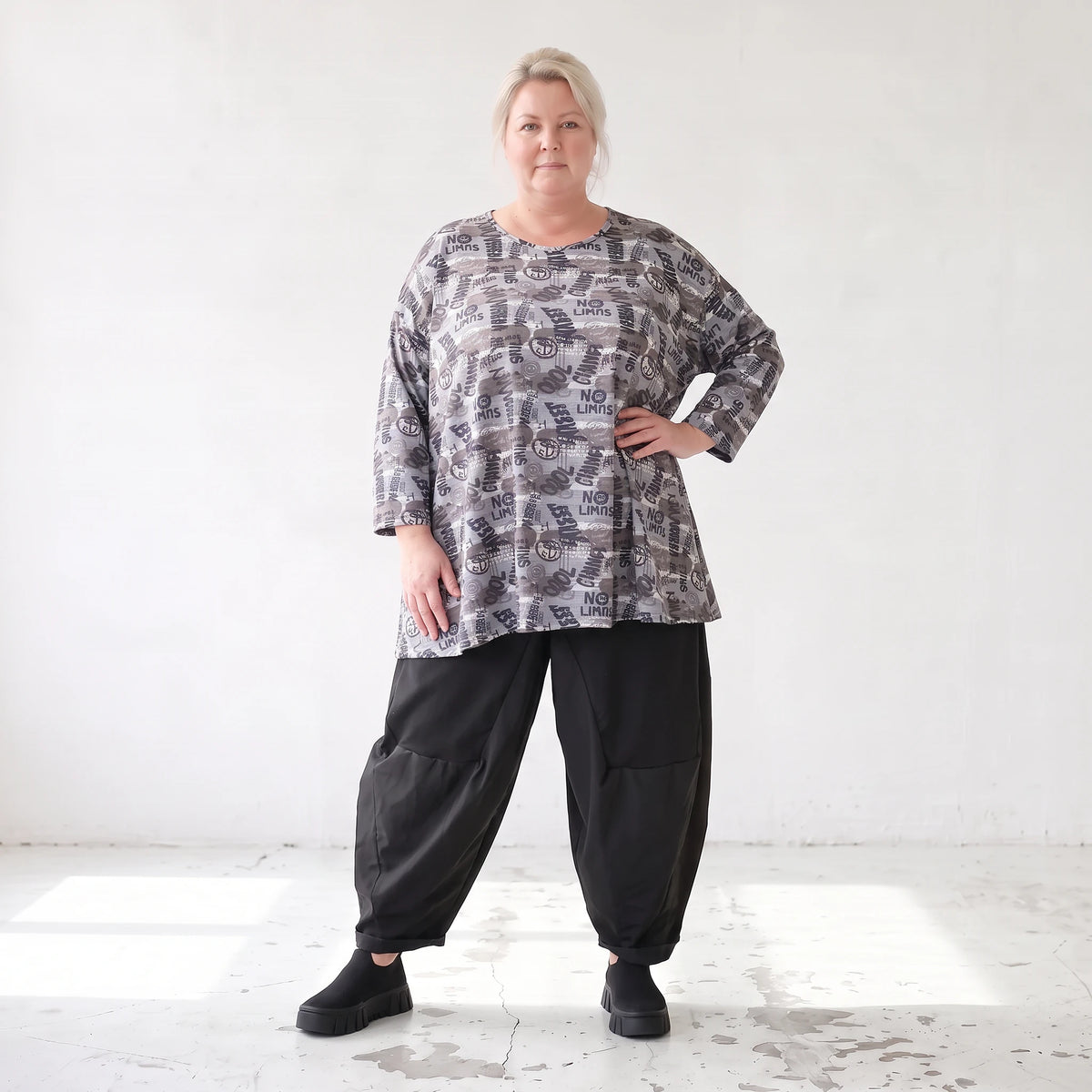 Jerseyshirt in Grau mit Multiprint A-Linie Rundhalsausschnitt und 7/8-Arm Baumwollmix