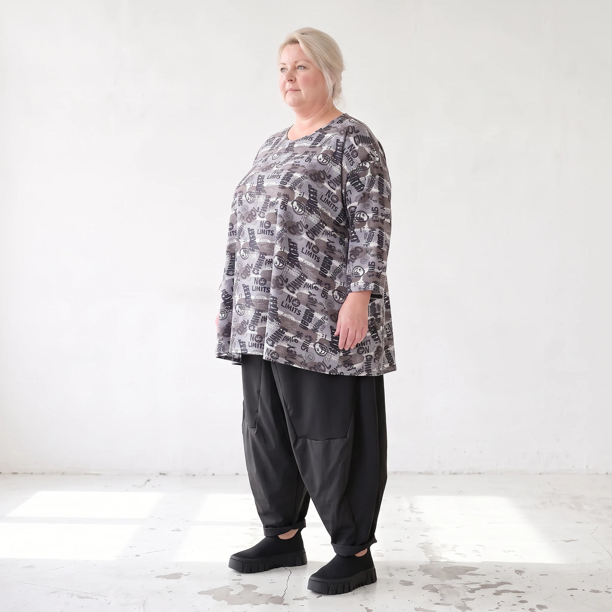 Jerseyshirt in Grau mit Multiprint A-Linie Rundhalsausschnitt und 7/8-Arm Baumwollmix