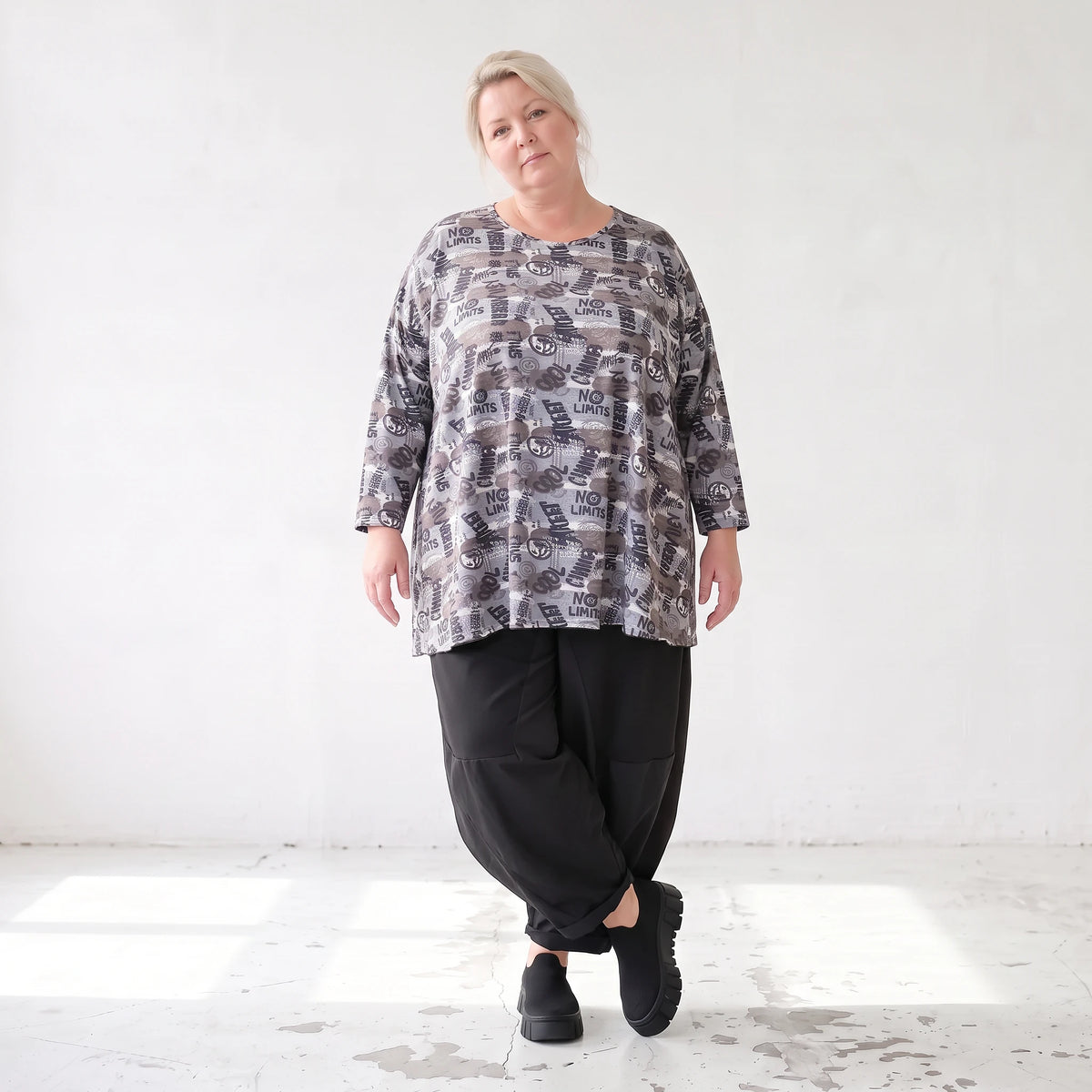 Jerseyshirt in Grau mit Multiprint A-Linie Rundhalsausschnitt und 7/8-Arm Baumwollmix