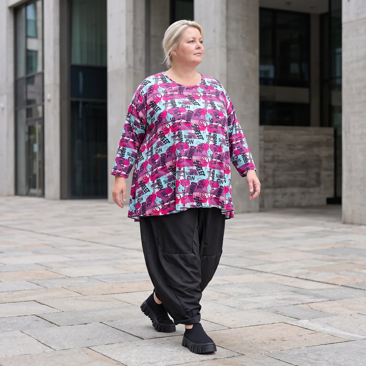 Jerseyshirt in Lila/Multi mit Rundhalsausschnitt A-Linie und 7/8-Arm in Stretchqualität
