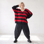Strickshirt in Schwarz/Rot mit Destroyedoptik Fransen und V-Ausschnitt gerader Schnitt