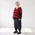 Strickshirt in Schwarz/Rot mit Destroyedoptik Fransen und V-Ausschnitt gerader Schnitt