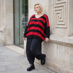 Strickshirt in Schwarz/Rot mit Destroyedoptik Fransen und V-Ausschnitt gerader Schnitt