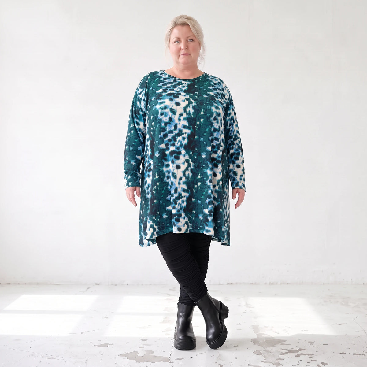 Langarmshirt in Petrol/Weiß aus Stretch Twill mit Rundhalsausschnitt in softer A-Linie