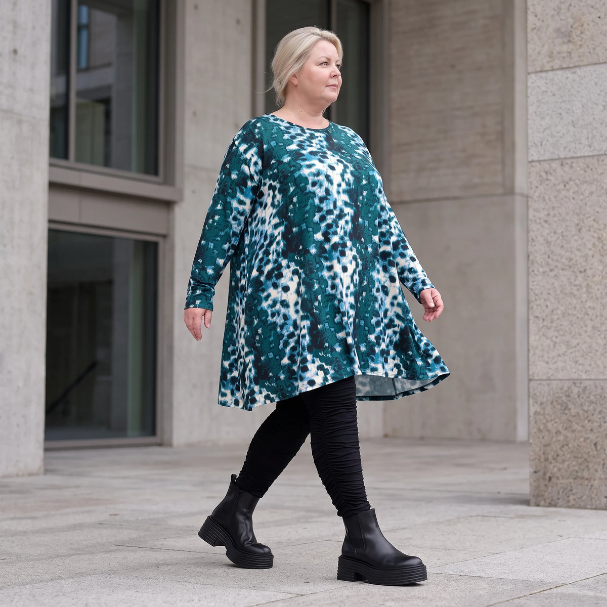 Langarmshirt in Petrol/Weiß aus Stretch Twill mit Rundhalsausschnitt in softer A-Linie