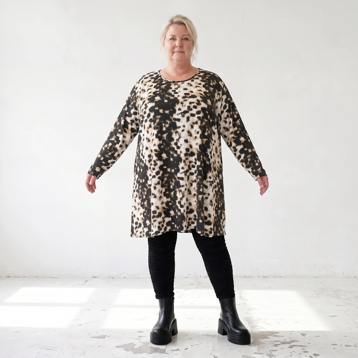 Langarmshirt in Braun/Weiß aus Viskosetwill in A-Linie mit Rundhalsausschnitt Taschen