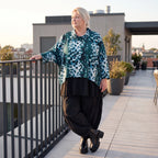 Kastiges Rollkragenshirt aus Viskosetwill mit Stretch und 3/4-Arm mit lockerem Fall