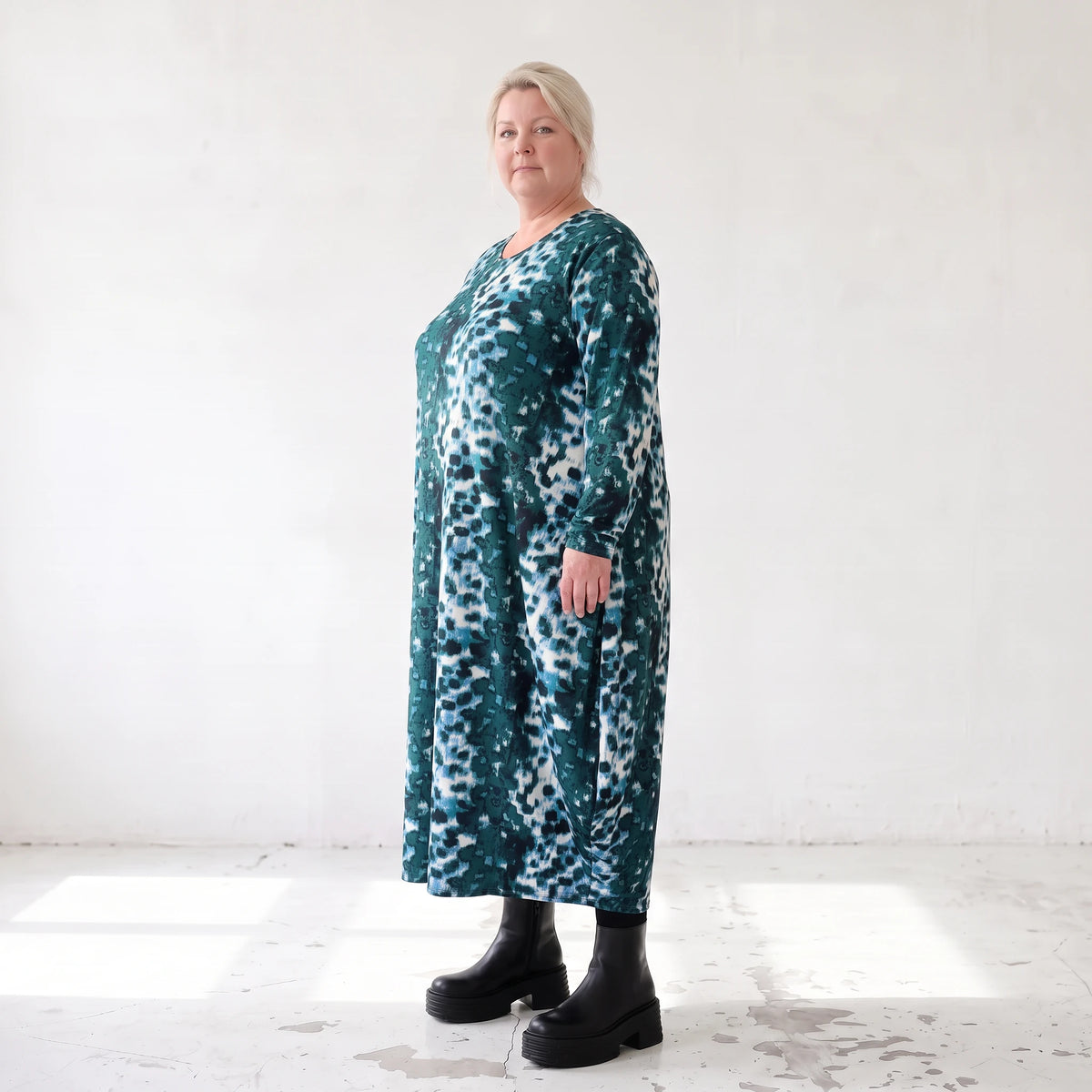 Ballonkleid aus Stretch Twill in Petrol/Weiss mit femininer Silhouette und leichtem Fall
