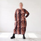 Ballonkleid aus Stretchtwill in Rost/Weiß mit fließender Silhouette leicht und bequem