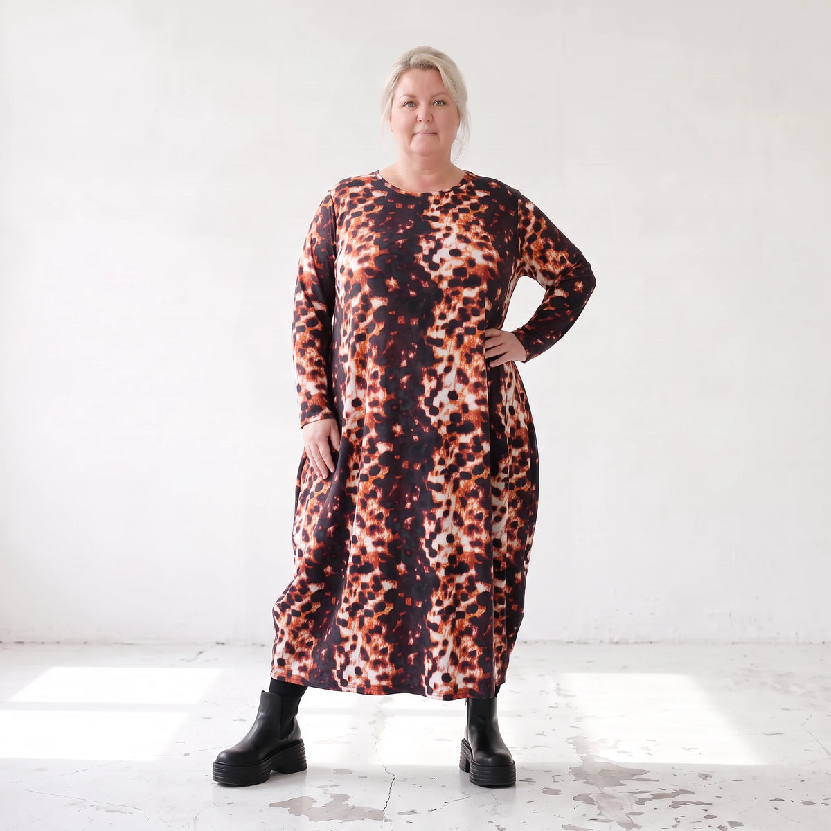 Ballonkleid aus Stretchtwill in Rost/Weiß mit fließender Silhouette leicht und bequem