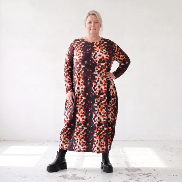 Ballonkleid aus Stretchtwill in Rost/Weiß mit fließender Silhouette leicht und bequem