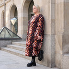 Ballonkleid aus Stretchtwill in Rost/Weiß mit fließender Silhouette leicht und bequem