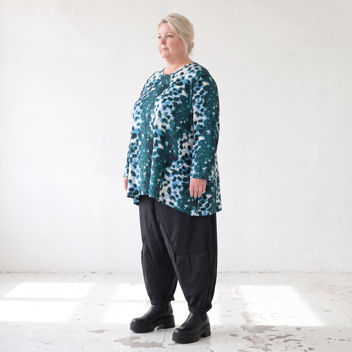 Langarmshirt in Petrol/Weiß aus weichem Stretch Twill mit Rundhalsausschnitt in A-Linie