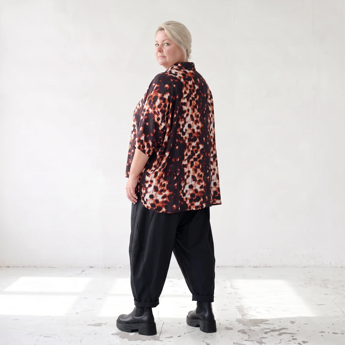 Bluse in Rost/Weiß aus Stretch Twill mit Hemdkragen und 3/4-Arm im gerundeten Schnitt
