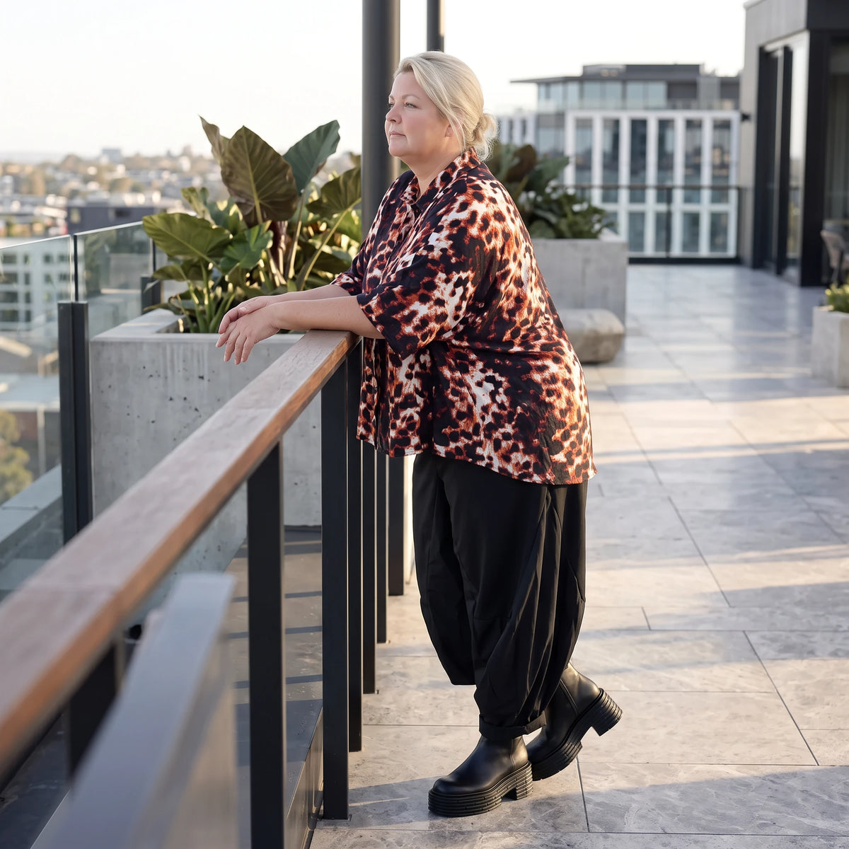 Bluse in Rost/Weiß aus Stretch Twill mit Hemdkragen und 3/4-Arm im gerundeten Schnitt