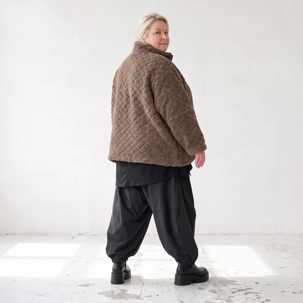 Teddyjacke warm mit Stehkragen Reißverschluss Nahttaschen und kastigem Schnitt modern