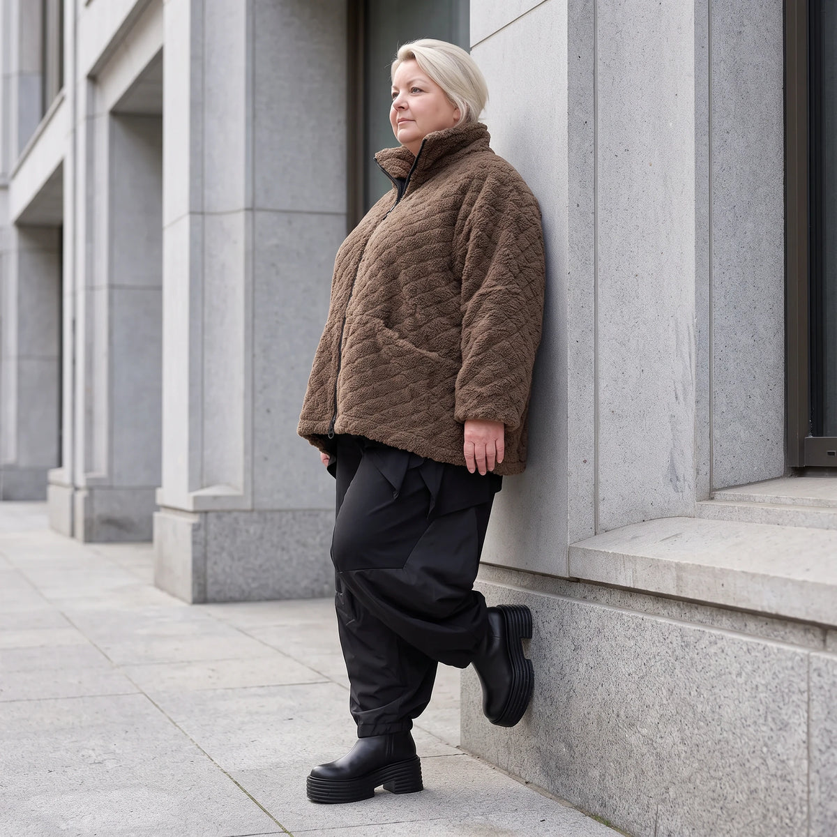 Teddyjacke warm mit Stehkragen Reißverschluss Nahttaschen und kastigem Schnitt modern