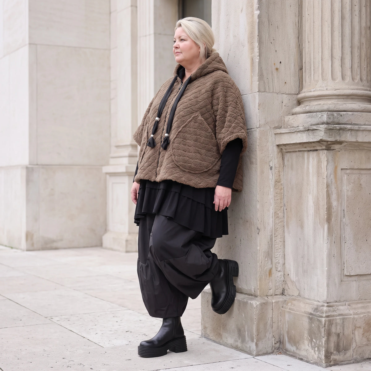 Kuschelige Teddyweste in Beige mit Tüllkombination ärmellos warm für schicke Winterlooks