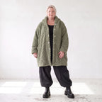 Flauschige khaki Teddyjacke im Ballonschnitt mit Kapuze und tiefen Taschen warm weich