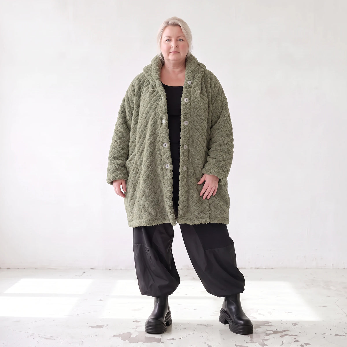 Flauschige khaki Teddyjacke im Ballonschnitt mit Kapuze und tiefen Taschen warm weich