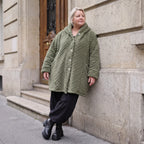 Flauschige khaki Teddyjacke im Ballonschnitt mit Kapuze und tiefen Taschen warm weich