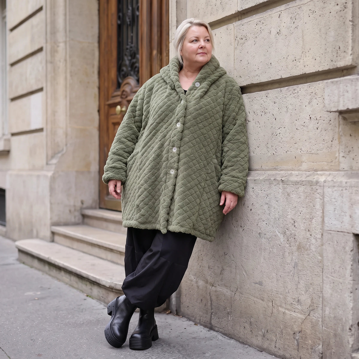 Flauschige khaki Teddyjacke im Ballonschnitt mit Kapuze und tiefen Taschen warm weich