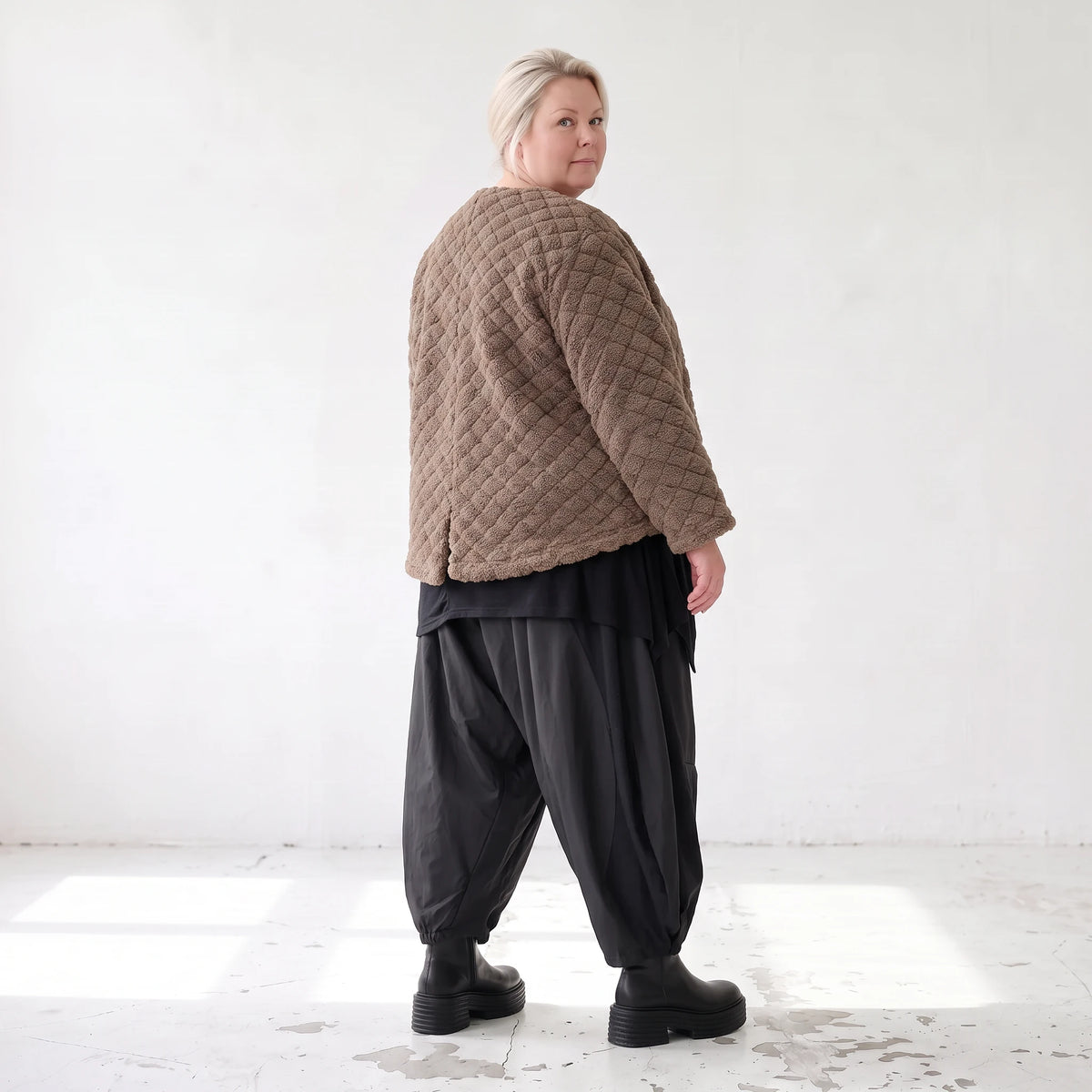 Teddyjacke aus flauschigem Stoff mit Rundhalsausschnitt Knopfleiste und gerundetem Saum