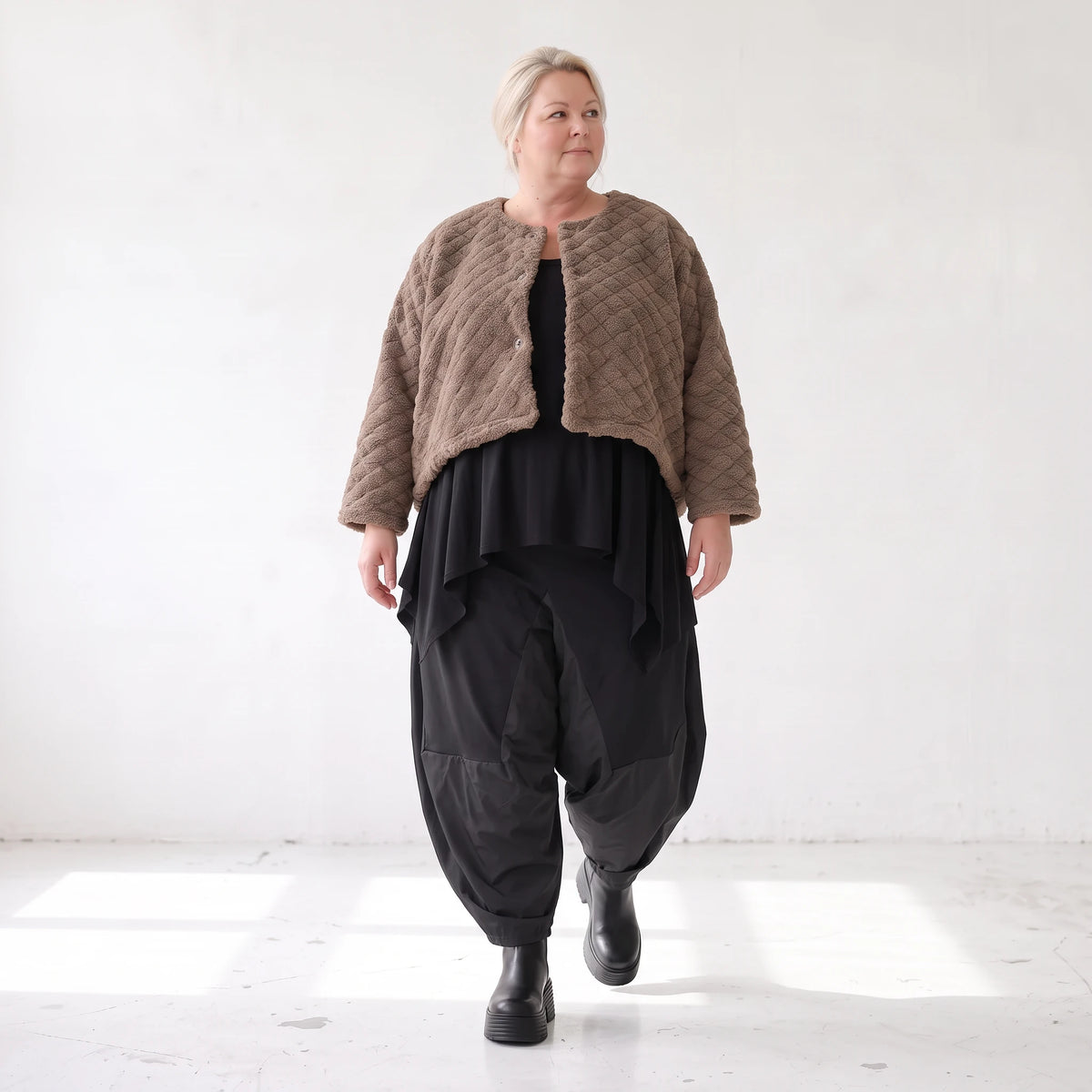 Teddyjacke aus flauschigem Stoff mit Rundhalsausschnitt Knopfleiste und gerundetem Saum