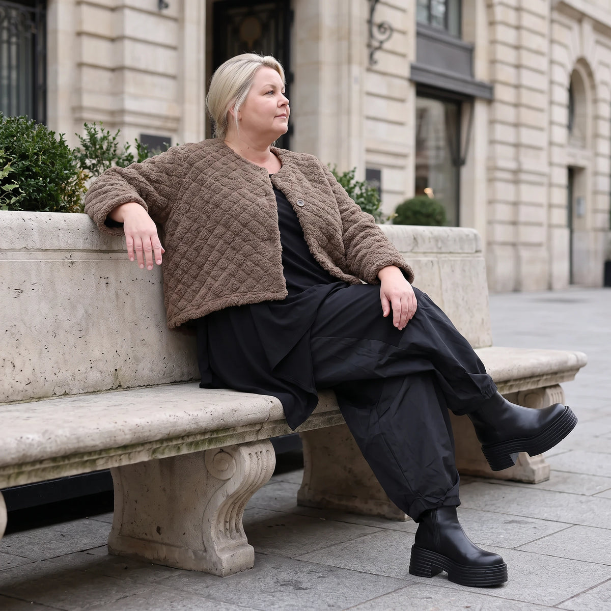 Teddyjacke aus flauschigem Stoff mit Rundhalsausschnitt Knopfleiste und gerundetem Saum