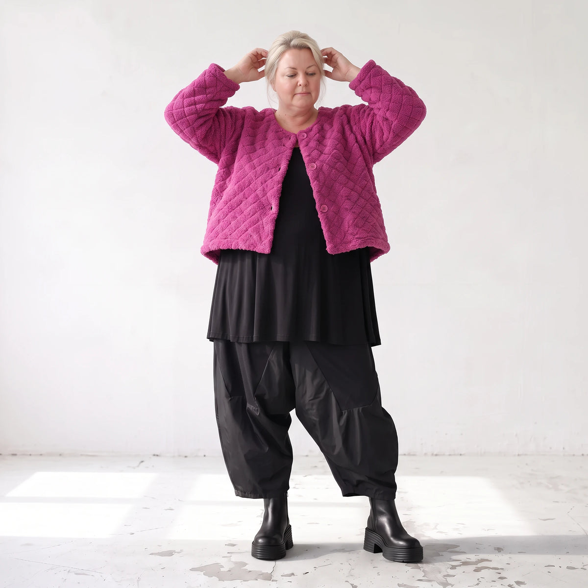 Kuschelige warme Fuchsia Teddyjacke in gerundeter Schnittform für stylische Winterlooks