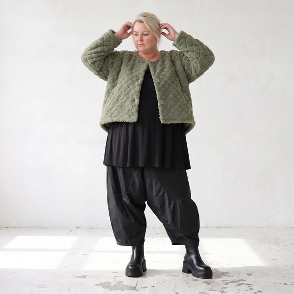 Kuschelige khakifarbene Teddyjacke mit Rundhalsausschnitt Knopfleiste und softer Form