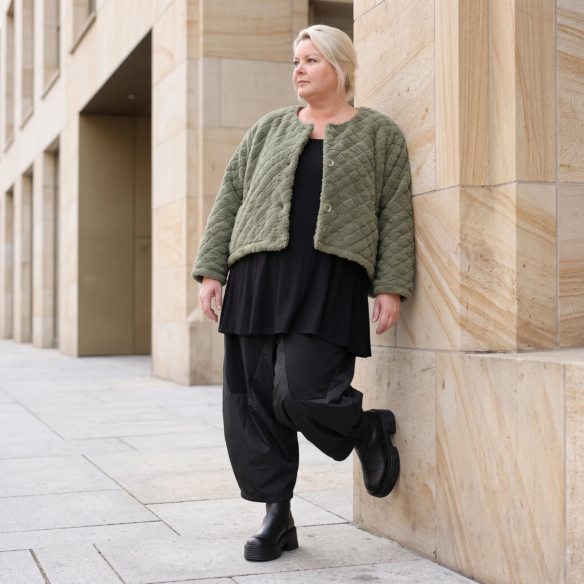Kuschelige khakifarbene Teddyjacke mit Rundhalsausschnitt Knopfleiste und softer Form