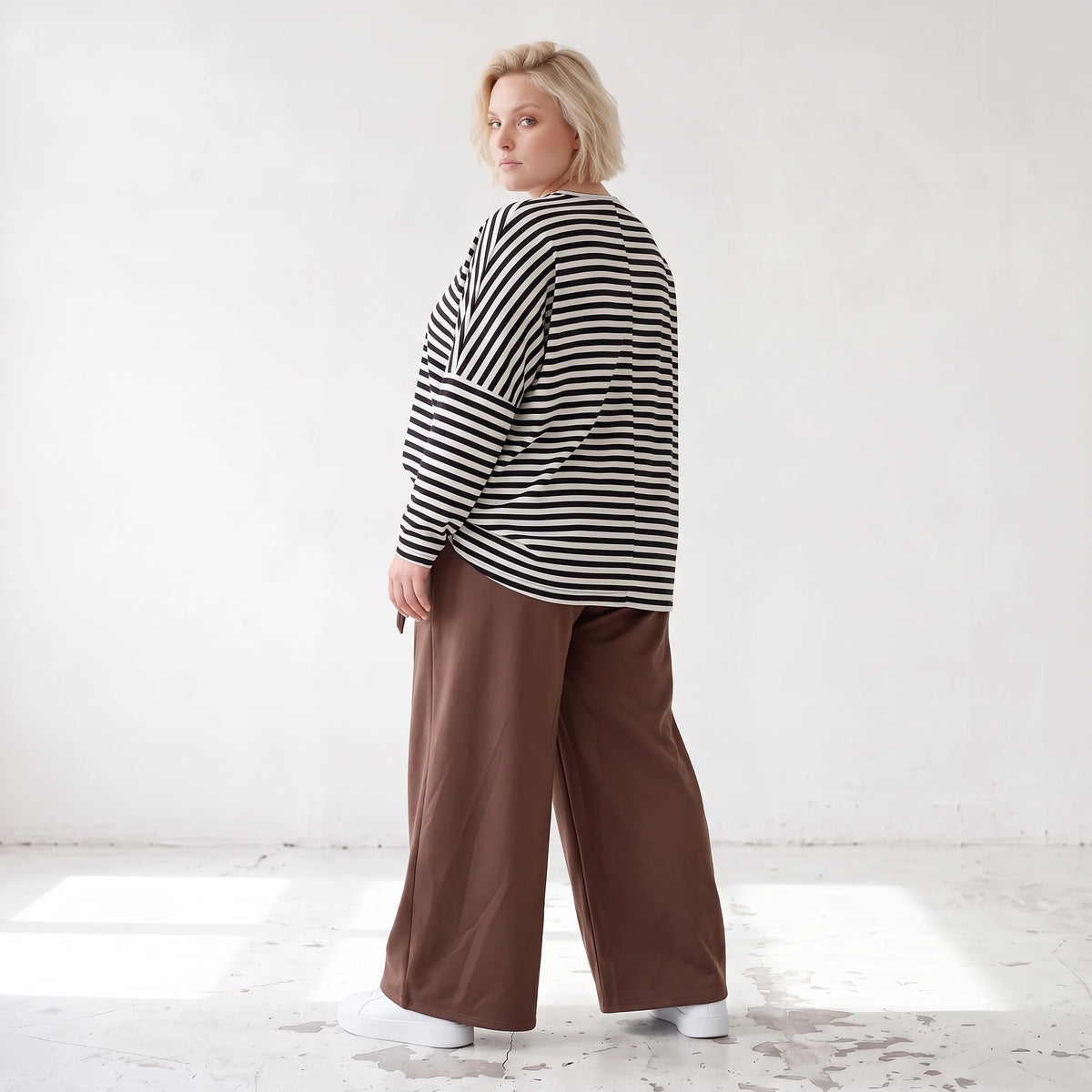 Marlenehose aus weichem Fleece mit Bindegürtel und weitem fließendem Bein winterwarm