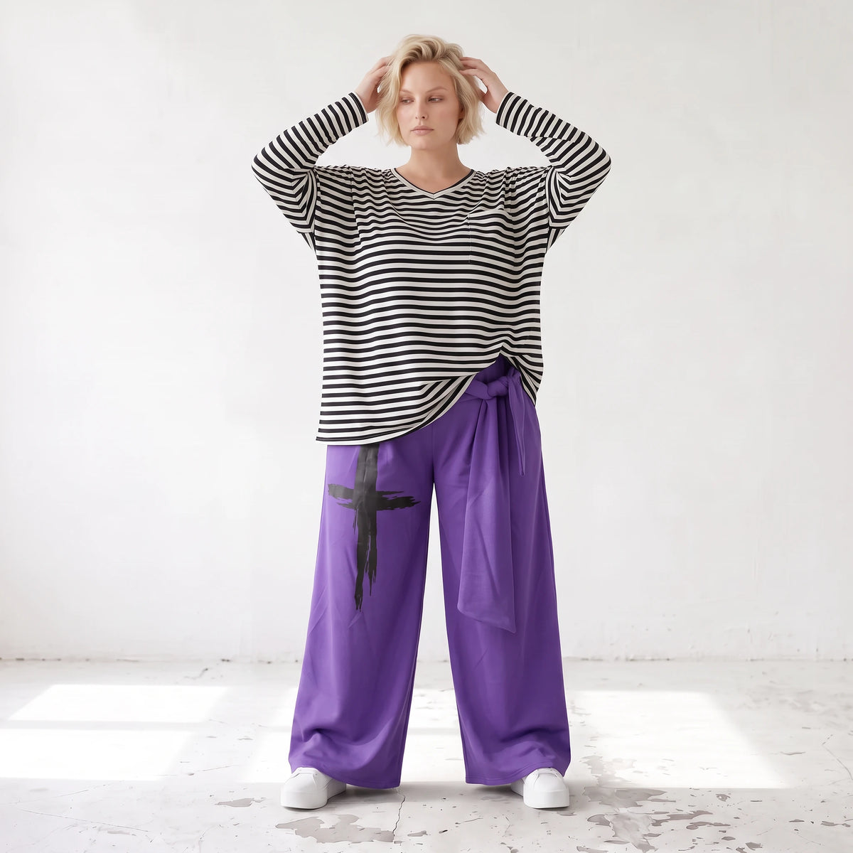 Lila Marlenehose aus weichem warmem Fleece mit Elasthan elastischem Bund und Bindegürtel