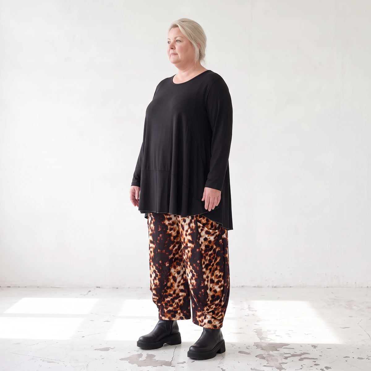 Ballonhose aus Stretch Twill in Rost/Weiß mit weitem Bein und elastischem Bund mit Taschen
