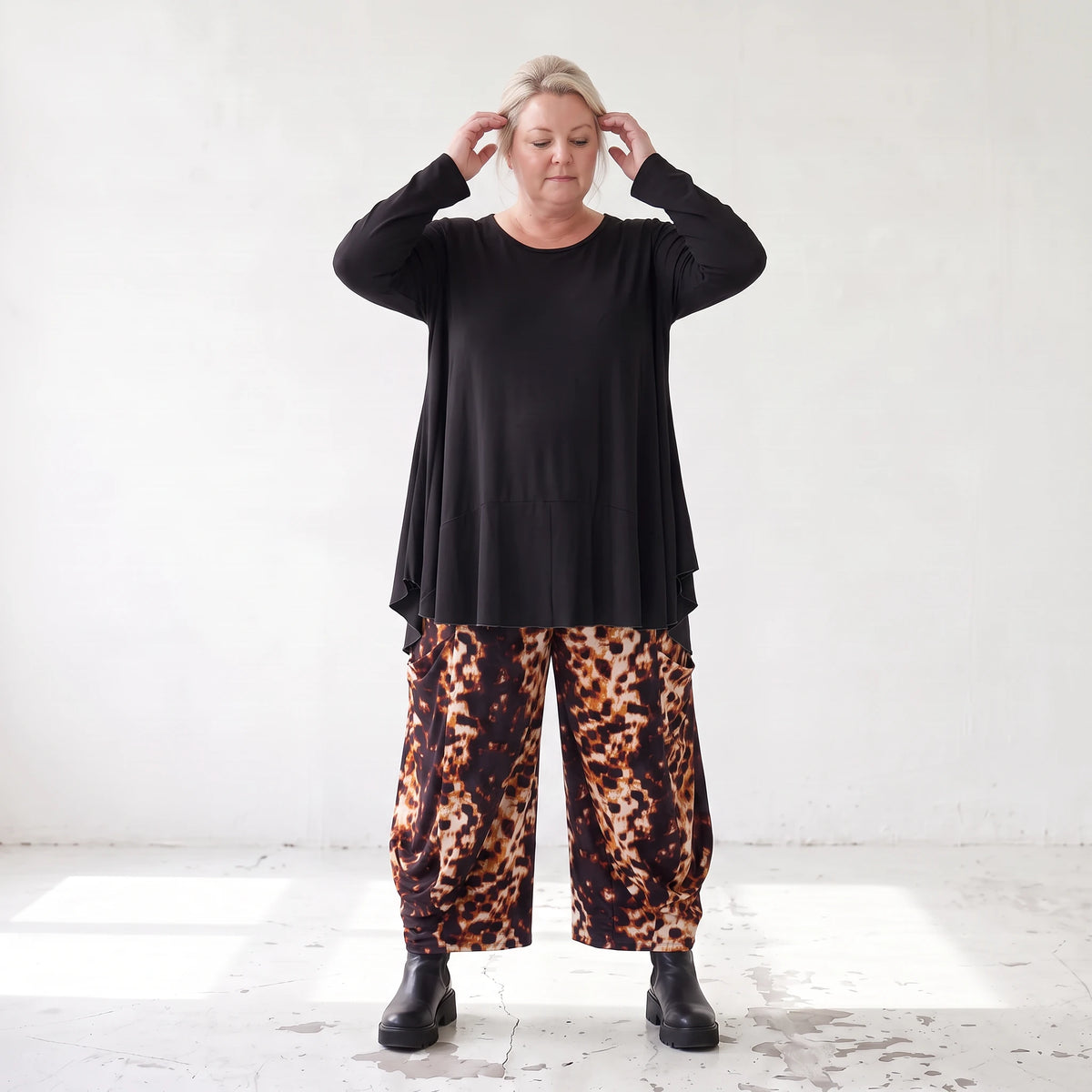 Ballonhose aus Stretch Twill in Rost/Weiß mit weitem Bein und elastischem Bund mit Taschen
