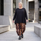 Ballonhose aus Stretch Twill in Rost/Weiß mit weitem Bein und elastischem Bund mit Taschen