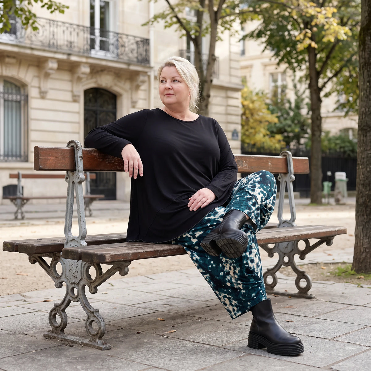 Ballonhose aus Petrol/Weiß Twill mit elastischem Bund weitem Bein und praktischen Taschen