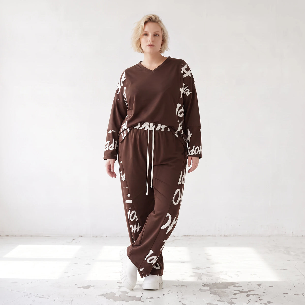 Braune Fleece Ballonhose mit Stretch Schnürbund und Taschen für winterlichen Komfort