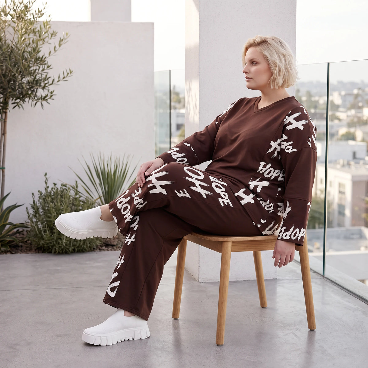 Braunes Fleeceshirt aus Stretchstoff mit V-Ausschnitt in geradem Schnitt weich und warm