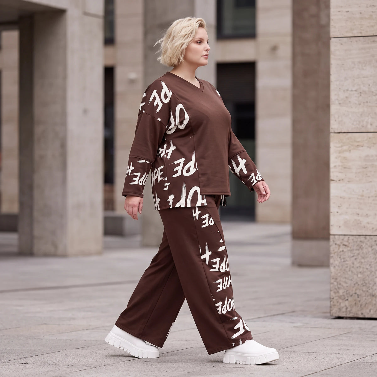 Braunes Fleeceshirt aus Stretchstoff mit V-Ausschnitt in geradem Schnitt weich und warm