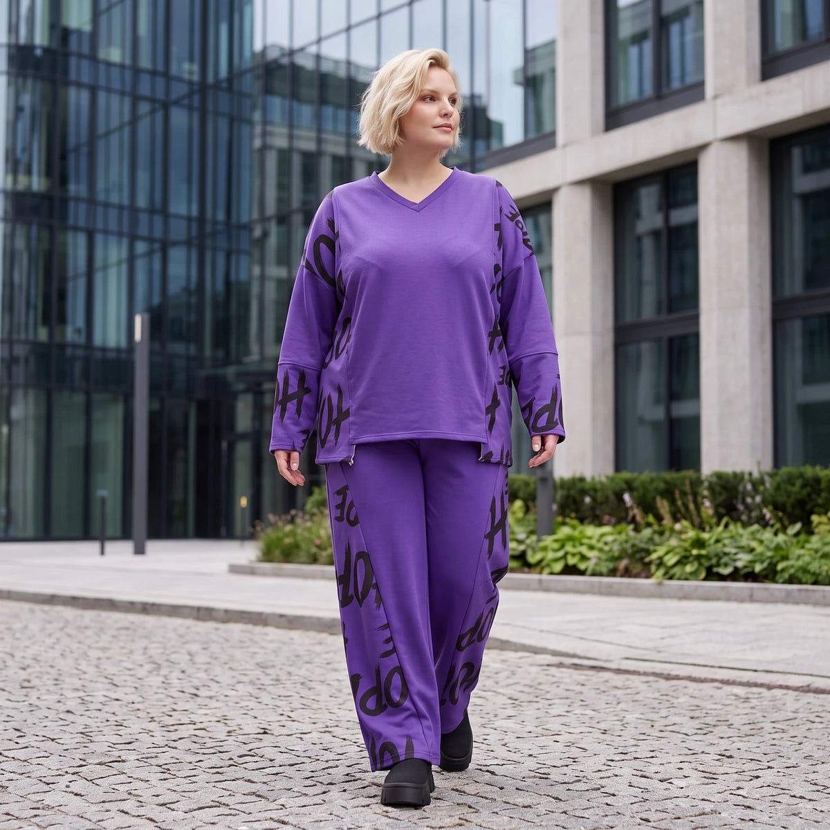Lila Fleeceshirt mit V-Ausschnitt und Langarm weich warm im geraden Schnitt Stretchfit