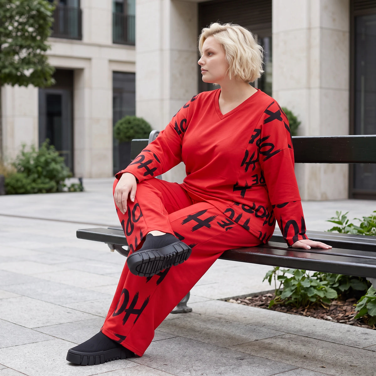 Rotes Fleeceshirt mit V-Ausschnitt aus weichem Stretchmaterial warm und alltagstauglich