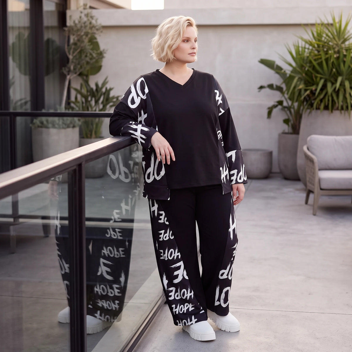 Fleeceshirt mit V-Ausschnitt in einfarbigem Look aus warmem Stretch mit geradem Schnitt