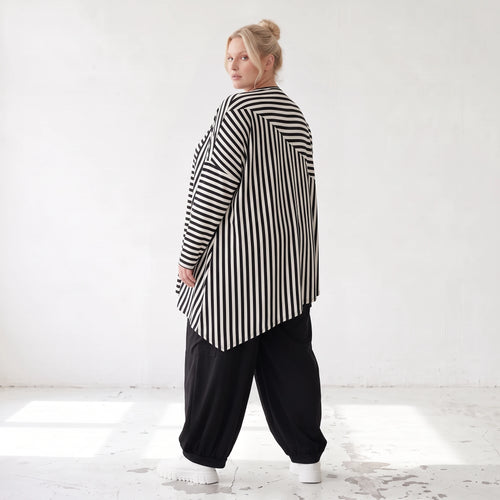 Langarmshirt in Schwarz/Weiß aus weichem Stretchjersey mit asymmetrischem Zipfelsaum